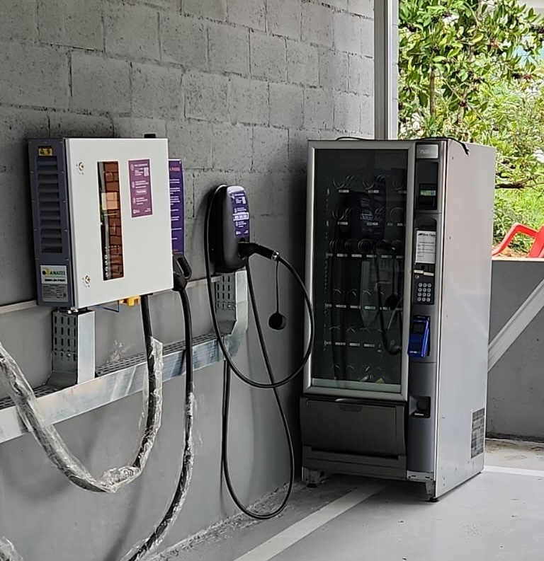 Área de conveniência do eletroposto DayBack Charger com carregador e vending machine