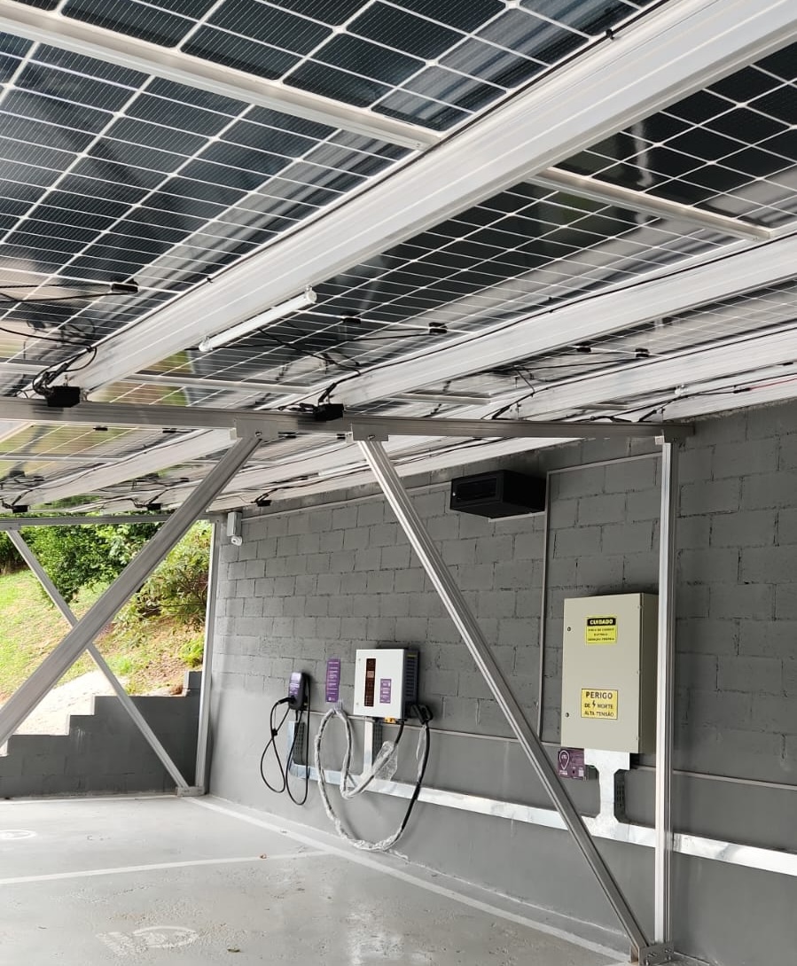 Painéis solares da usina própria do eletroposto DayBack Charger sobre as vagas de recarga