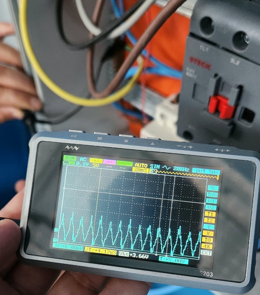 Osciloscópio em uso na verificação da rede elétrica que alimenta os carregadores, durante manutenção preventiva