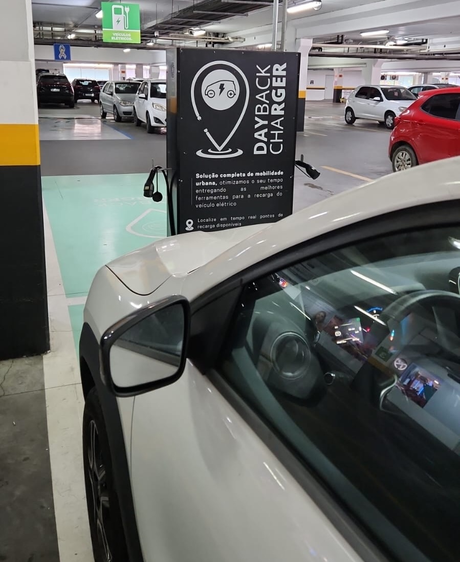Totem DayBack Charger no estacionamento do Shopping Via Catarina, na vaga de veículos elétricos