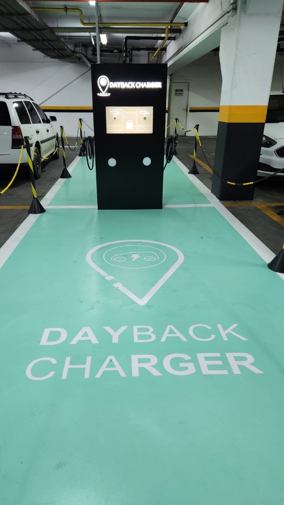 Totem DayBack Charger com dois pontos em estacionamento empresarial